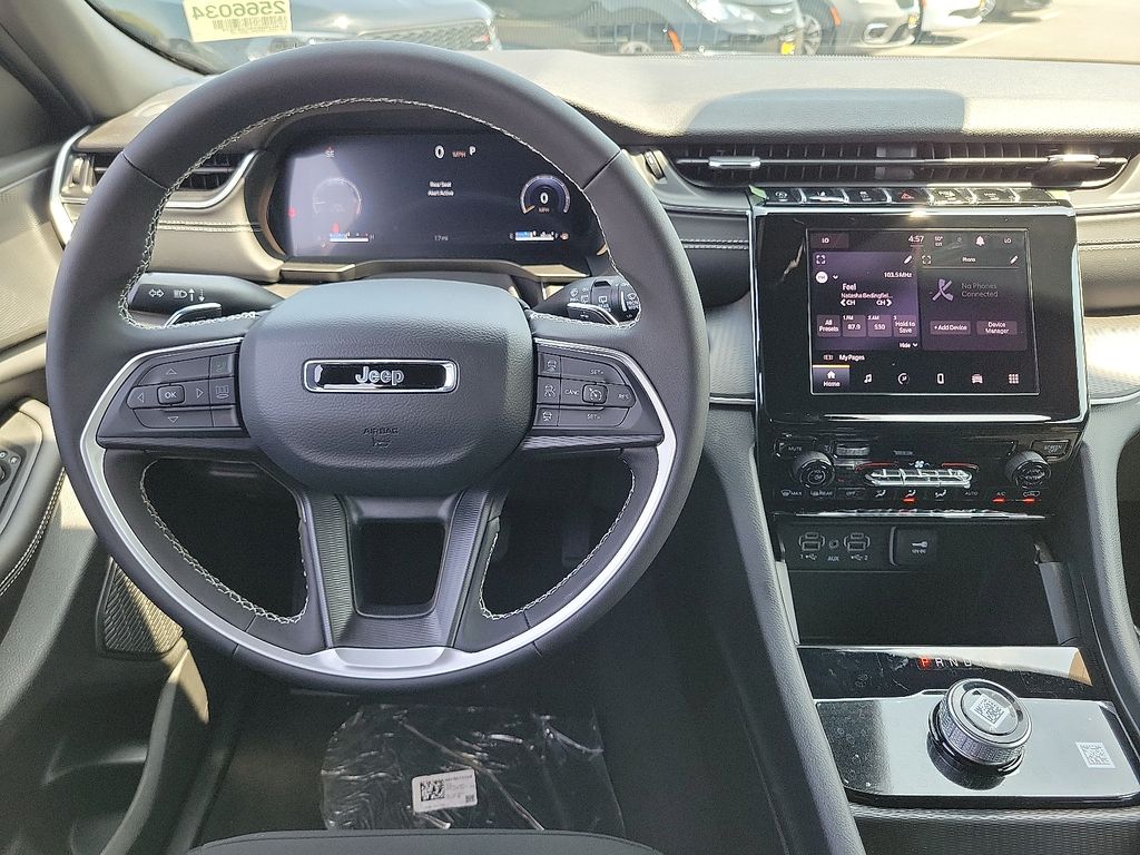 2025 Jeep Grand Cherokee Laredo X photo 4