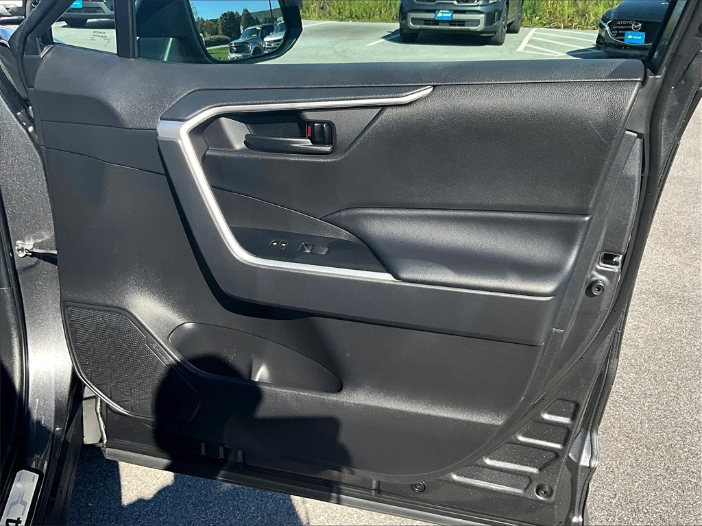 2022 Toyota RAV4 LE photo 12