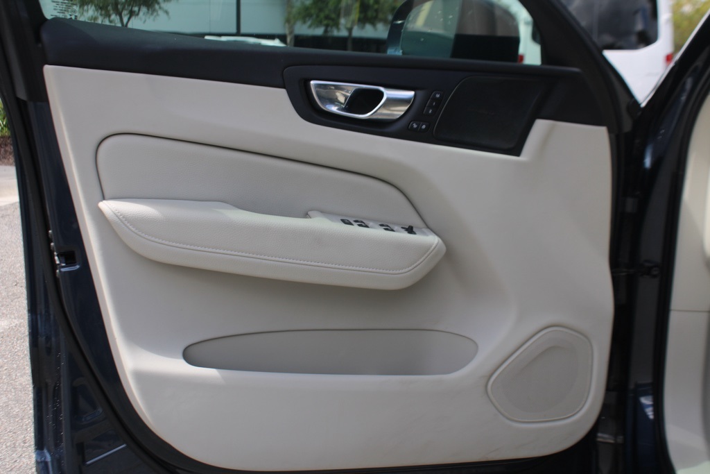 2022 Volvo XC60 Inscription R-Design Expression T8 Momentum B5 photo 8