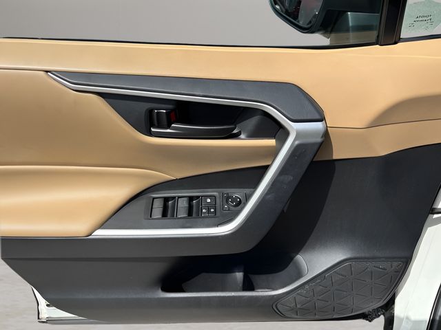 2021 Toyota RAV4 LE photo 7