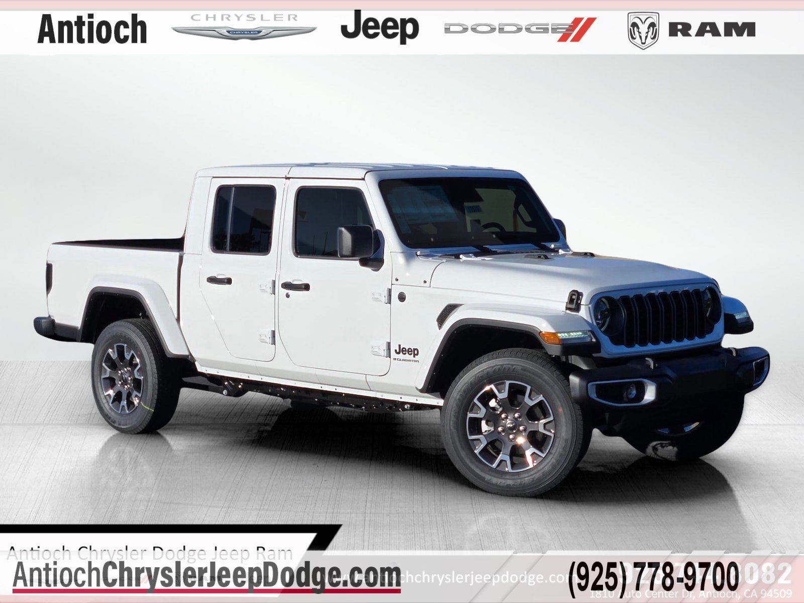 2026 Jeep Gladiator Sahara's photo