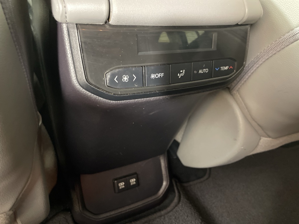 2021 Toyota Highlander XLE photo 35
