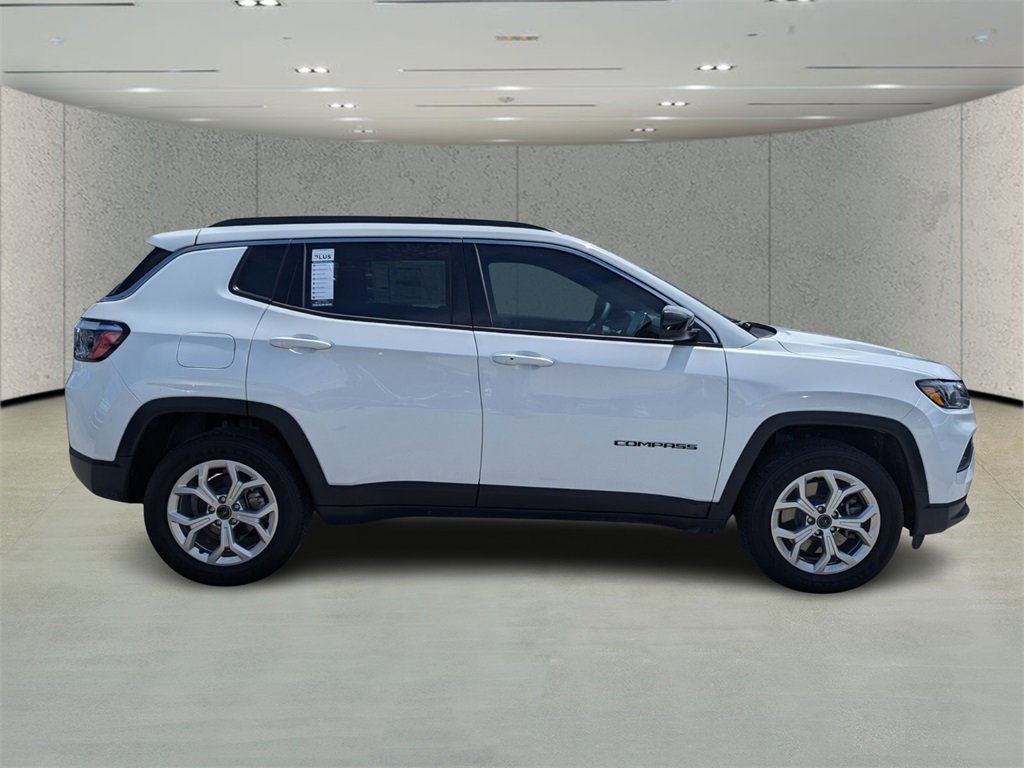 2025 Jeep Compass Latitude photo 3