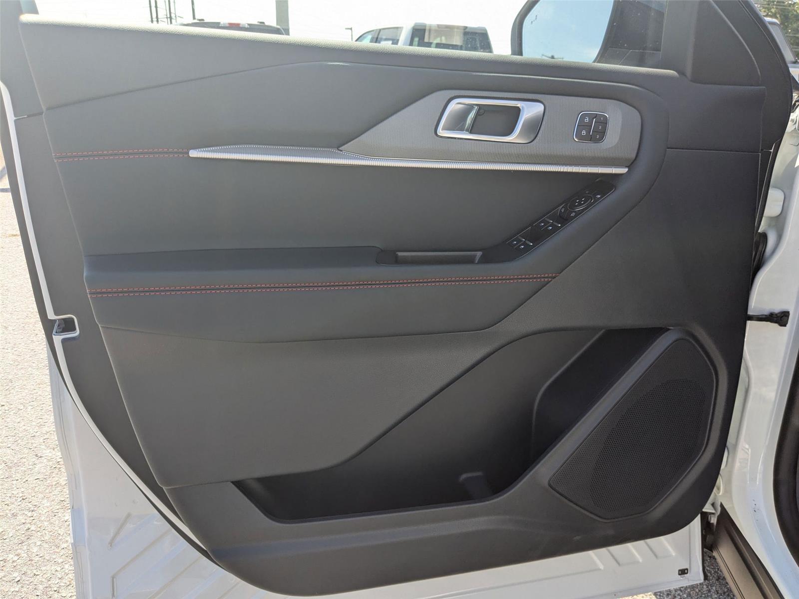 2025 Ford Explorer ST-Line photo 4