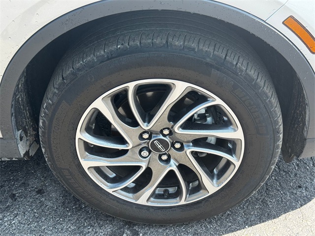 2022 Lincoln Corsair Standard photo 6
