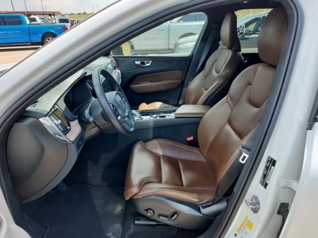 2023 Volvo XC60 B5 Ultimate photo 2