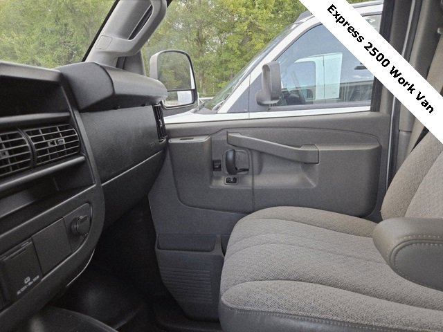 2016 Chevrolet Express 2500 Cargo photo 17