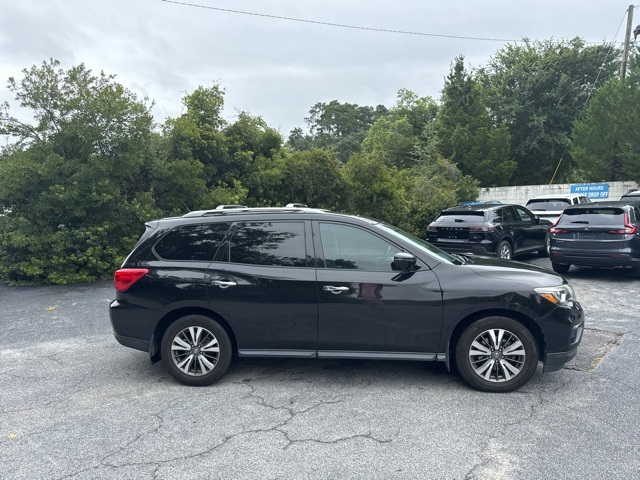 2017 Nissan Pathfinder SL photo 2