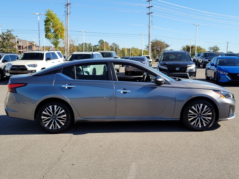 2024 Nissan Altima 2.5 SV photo 2