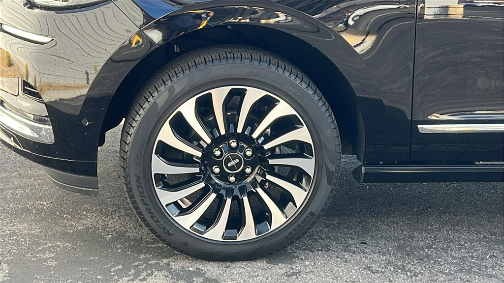2022 Lincoln Navigator Black Label photo 2