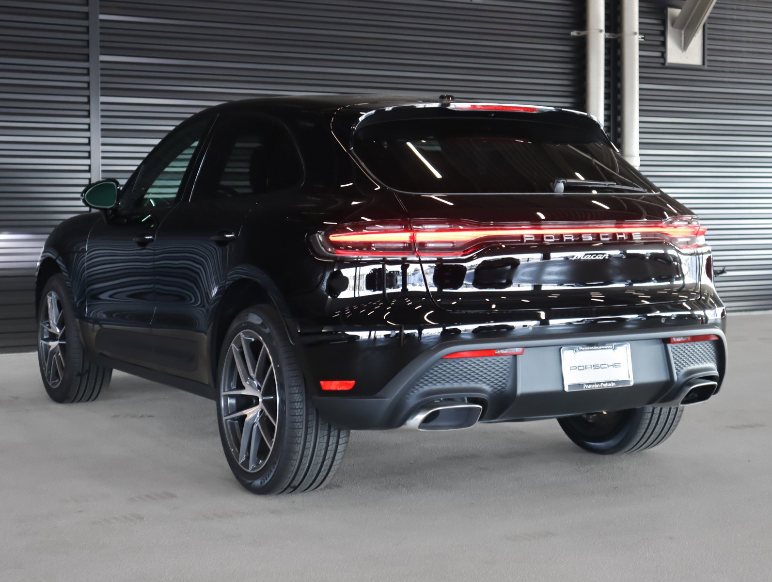 2025 Porsche Macan T photo 2