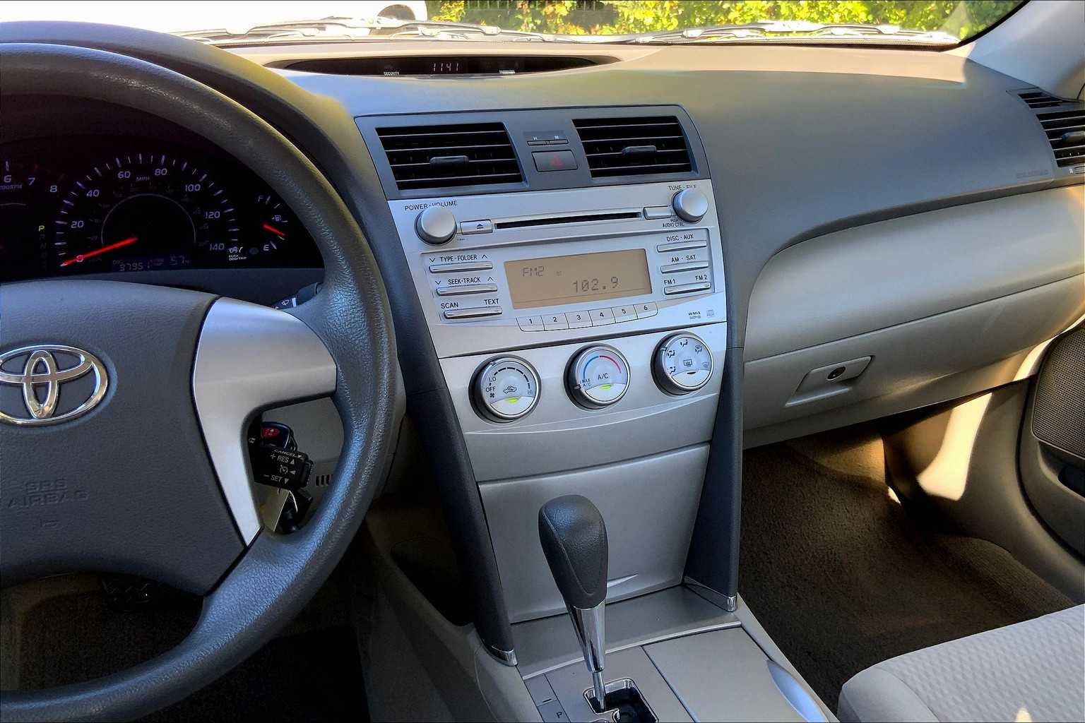 2010 Toyota Camry LE photo 6