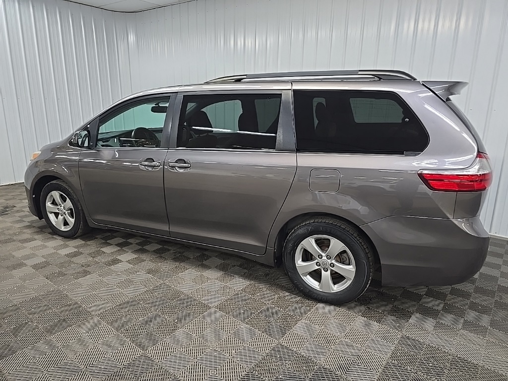 2017 Toyota Sienna L photo 4