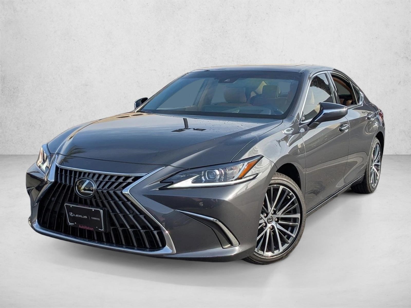 2025 Lexus ES Hybrid 300h's photo