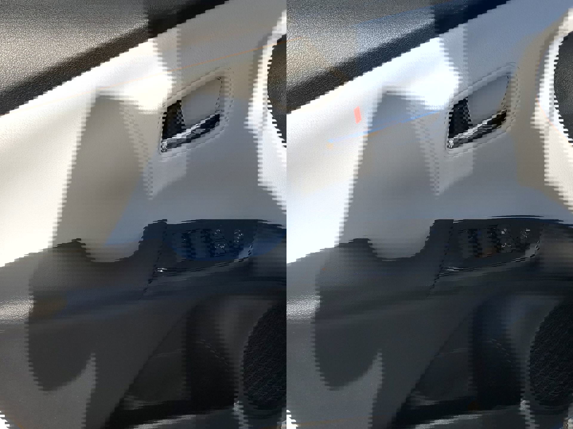 2022 Toyota Prius L photo 31