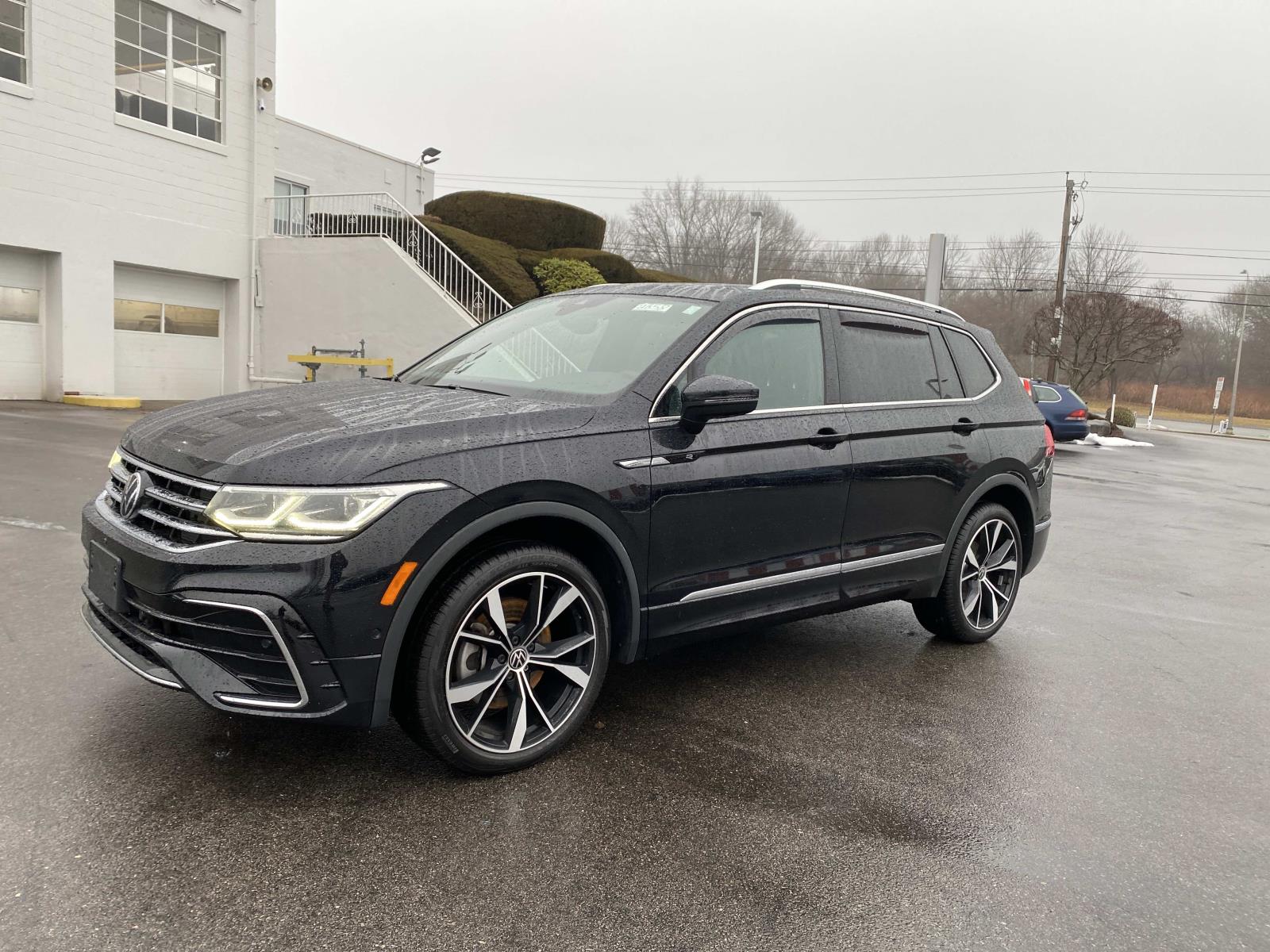 2022 Volkswagen Tiguan SEL R-LINE's photo