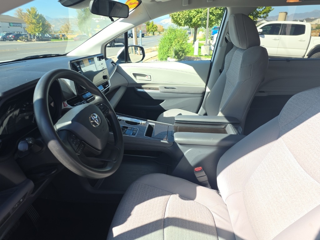 2023 Toyota Sienna LE photo 11