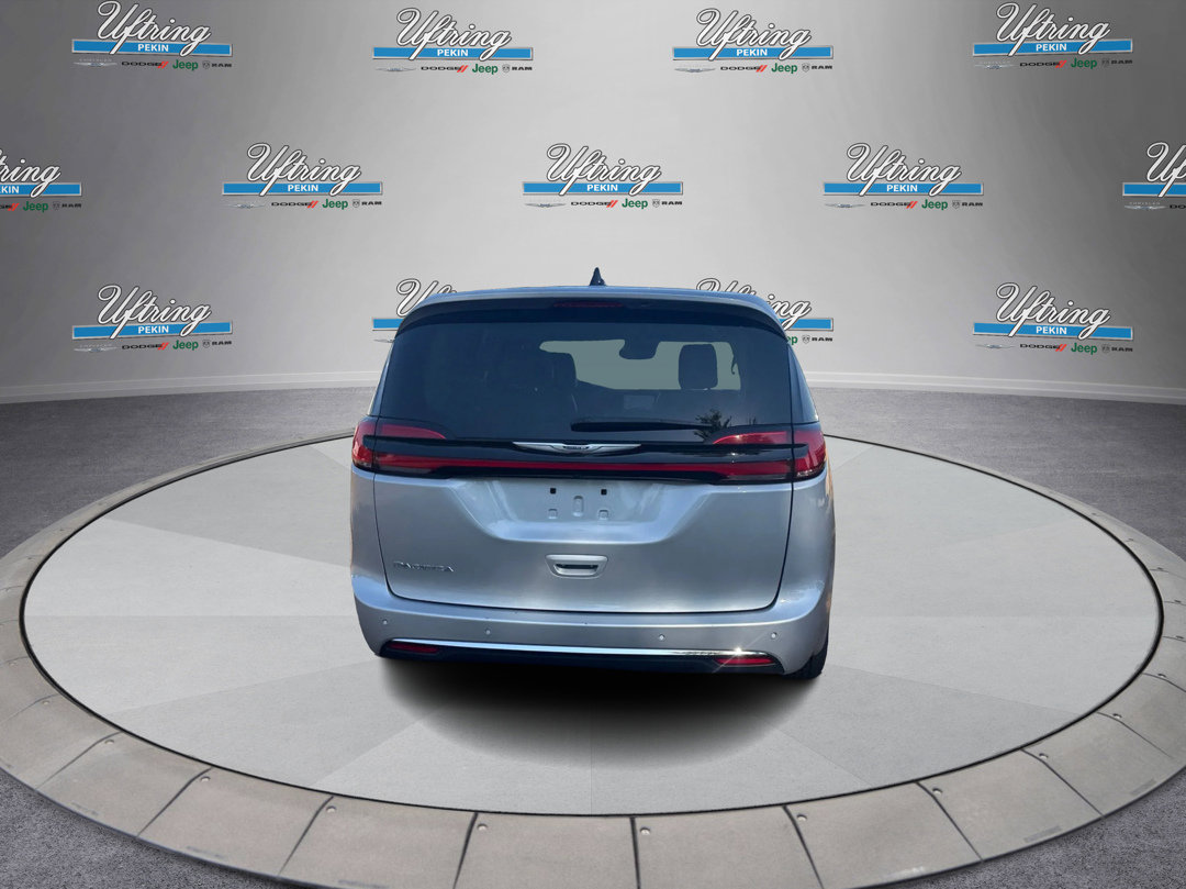 2024 Chrysler Pacifica Touring L photo 4