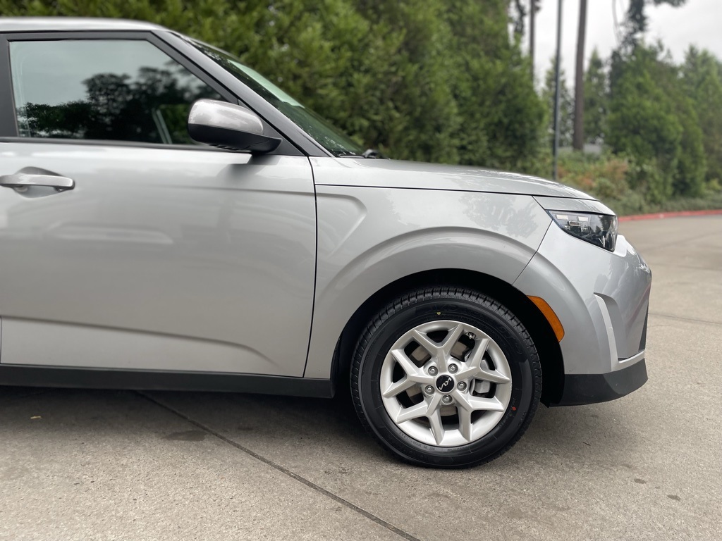 2023 Kia Soul LX photo 2