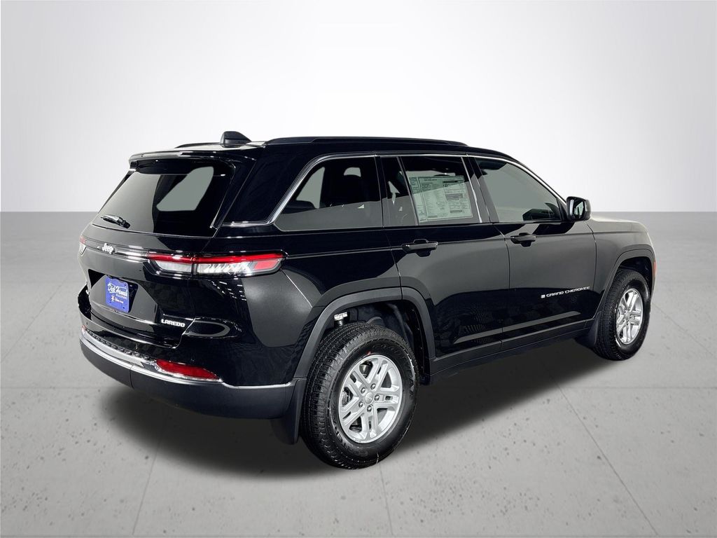 2025 Jeep Grand Cherokee Laredo photo 3