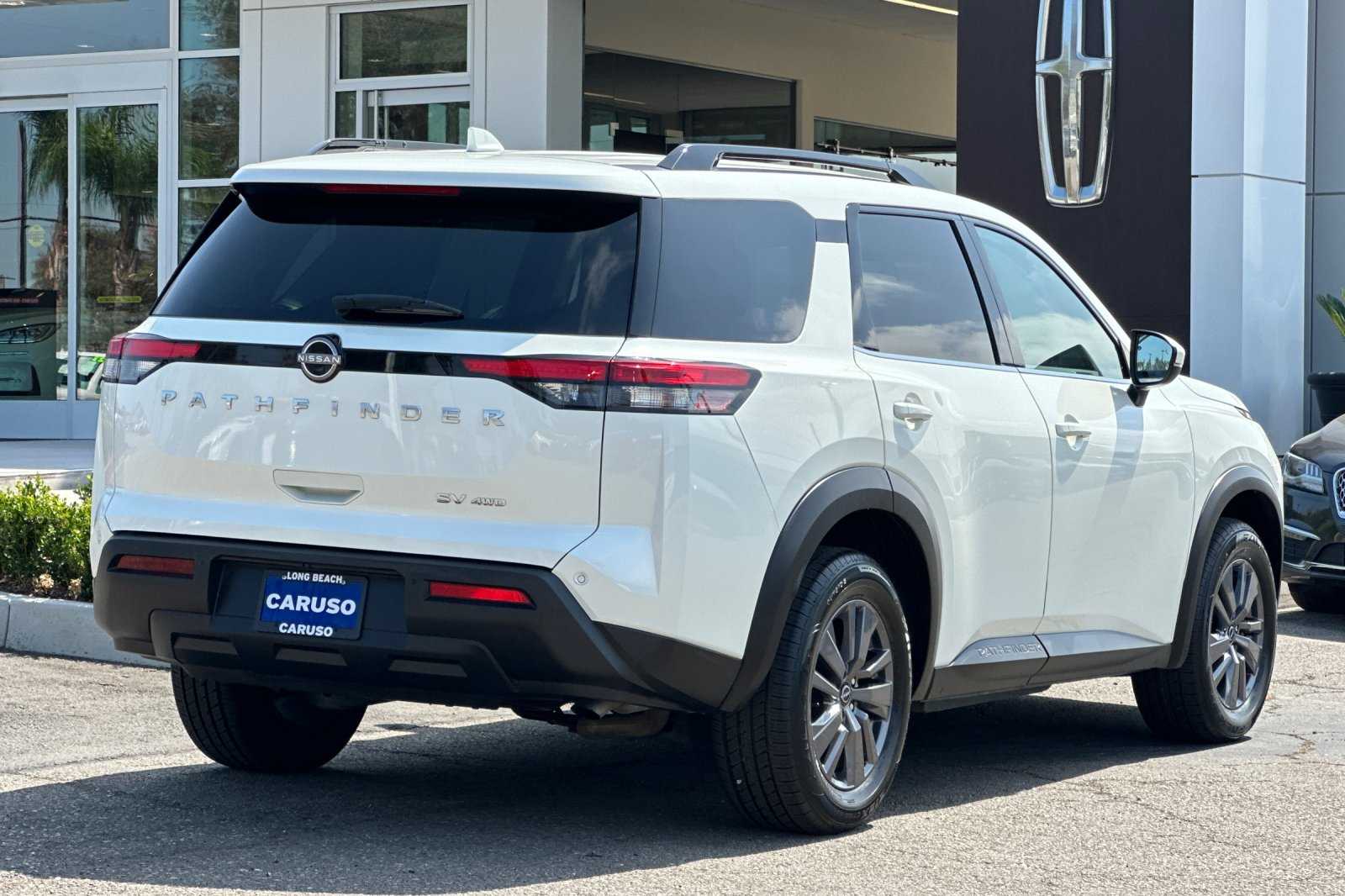 2023 Nissan Pathfinder SV photo 3