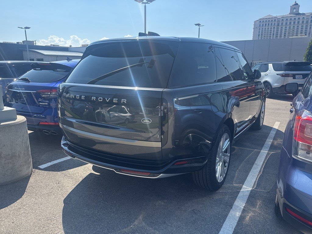 2023 Land Rover Range Rover SE photo 3