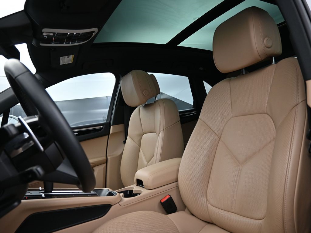 2025 Porsche Macan Base photo 4