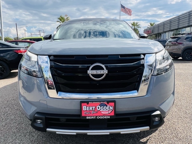 2022 Nissan Pathfinder Platinum photo 2