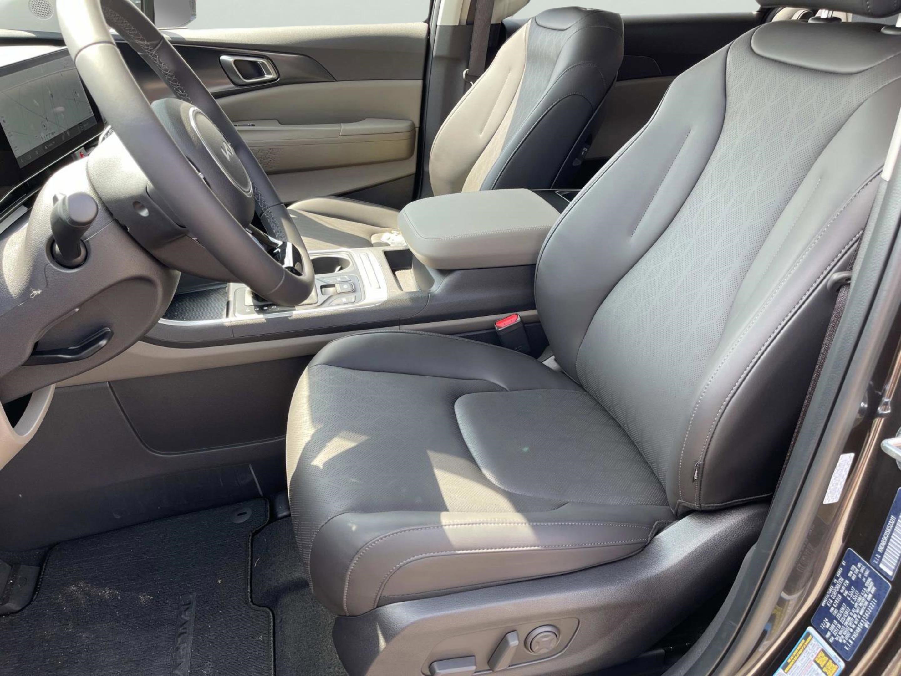2025 Kia Carnival LXS photo 15