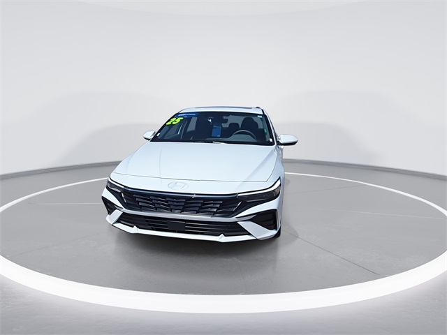 2025 Hyundai Elantra SEL Convenience photo 3
