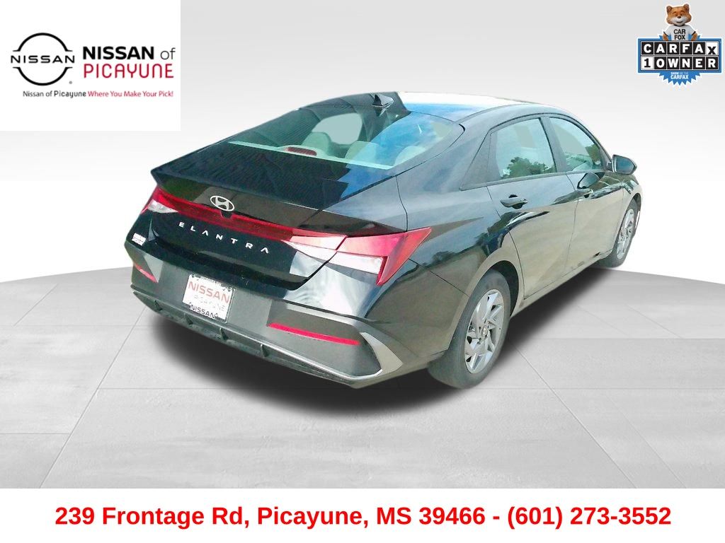 2024 Hyundai Elantra SEL photo 3