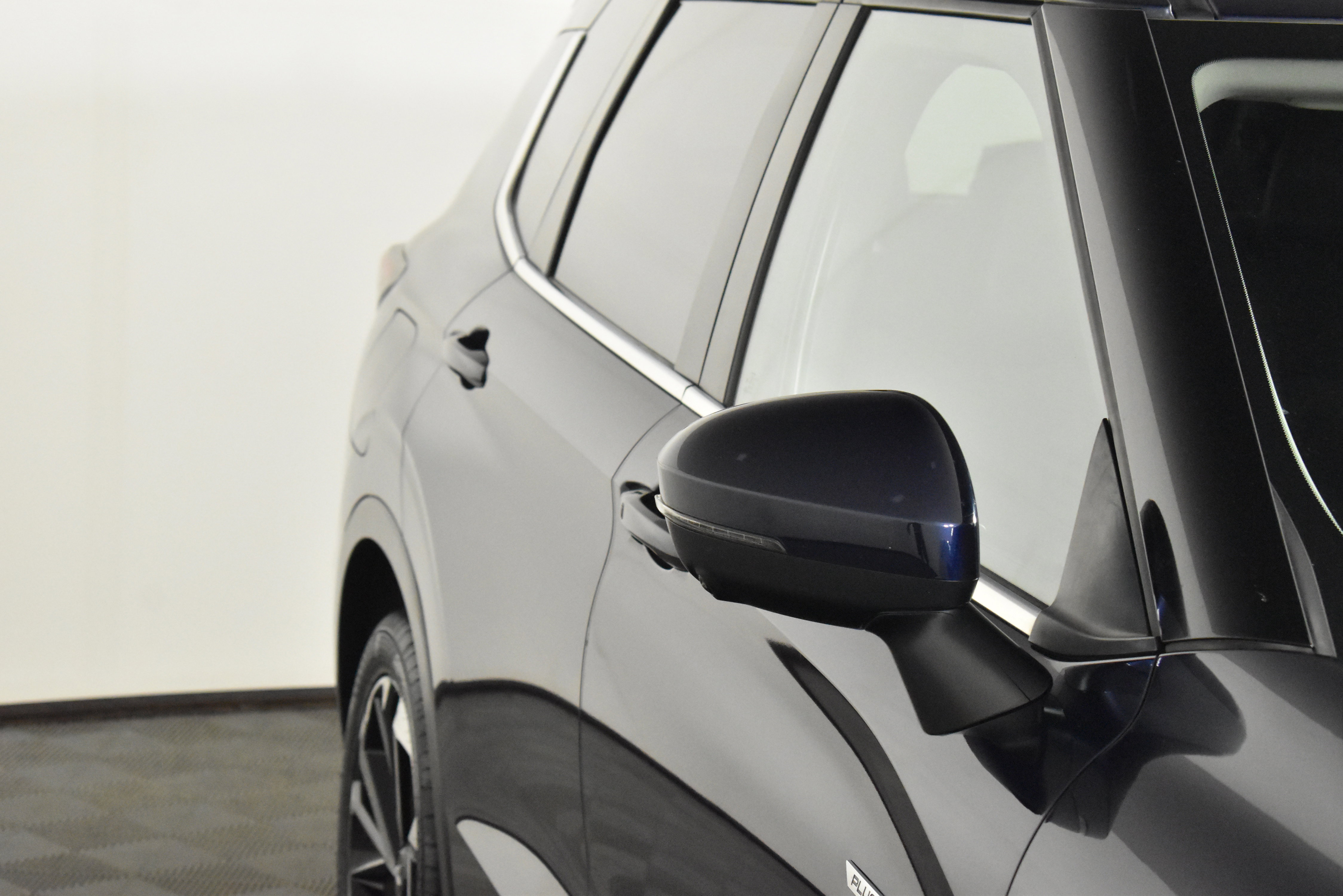 2023 Mitsubishi Outlander PHEV SE photo 2