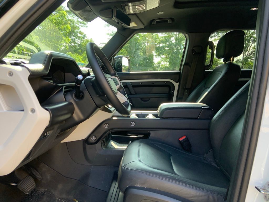 2025 Land Rover Defender 110 X-Dynamic SE photo 13
