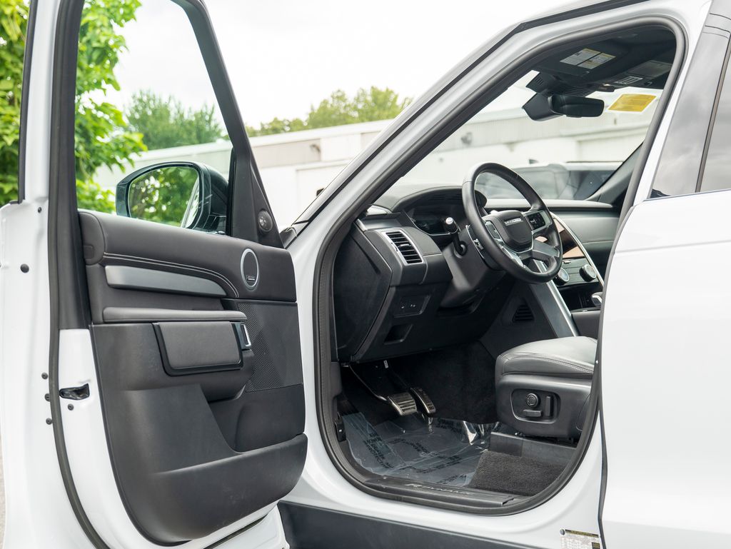 2023 Land Rover Discovery HSE R-Dynamic photo 10