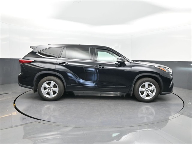 2020 Toyota Highlander LE photo 17