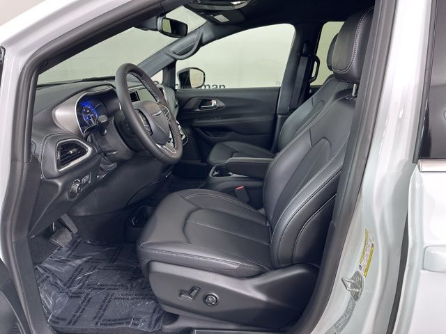 2025 Chrysler Pacifica photo 3