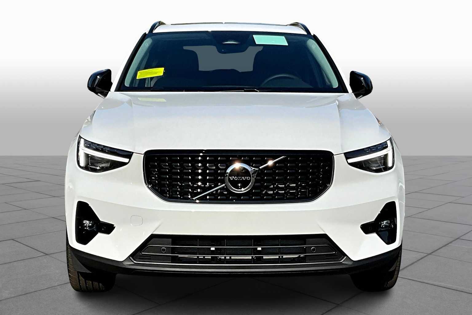 2026 Volvo XC40 Plus photo 2