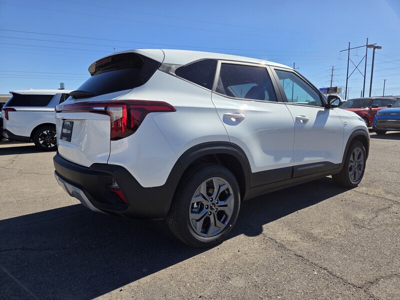 2026 Kia Seltos LX photo 3