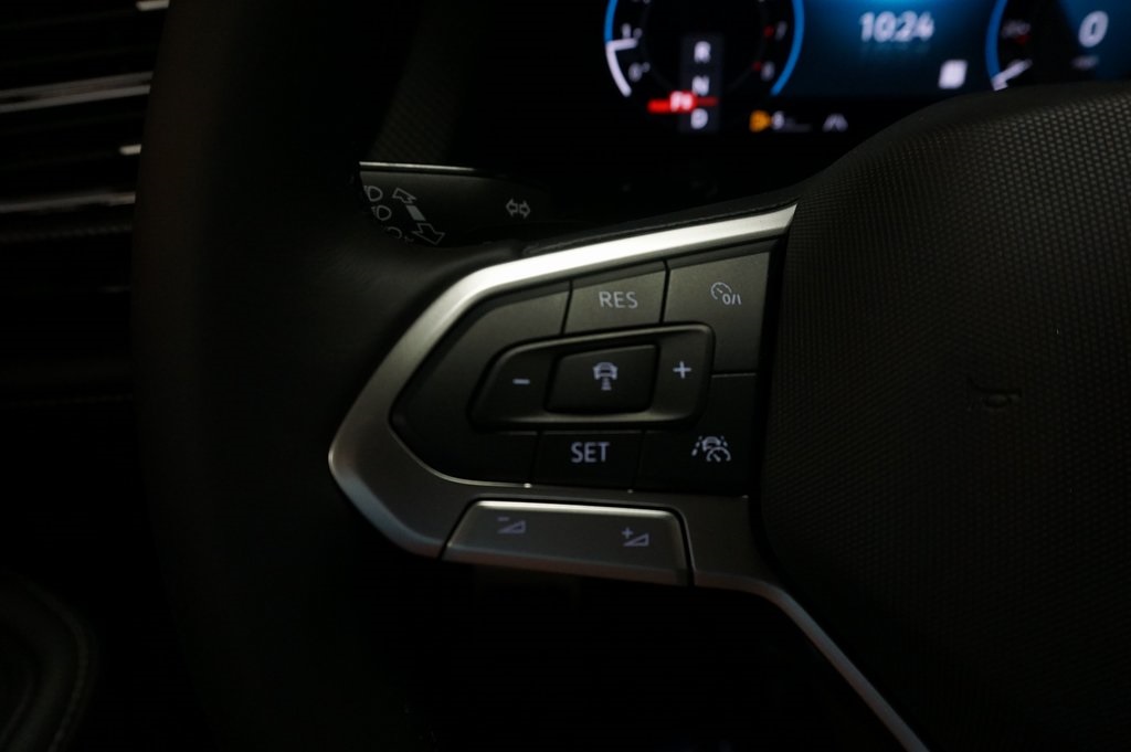 2025 Volkswagen Atlas Cross Sport SEL R-Line photo 22