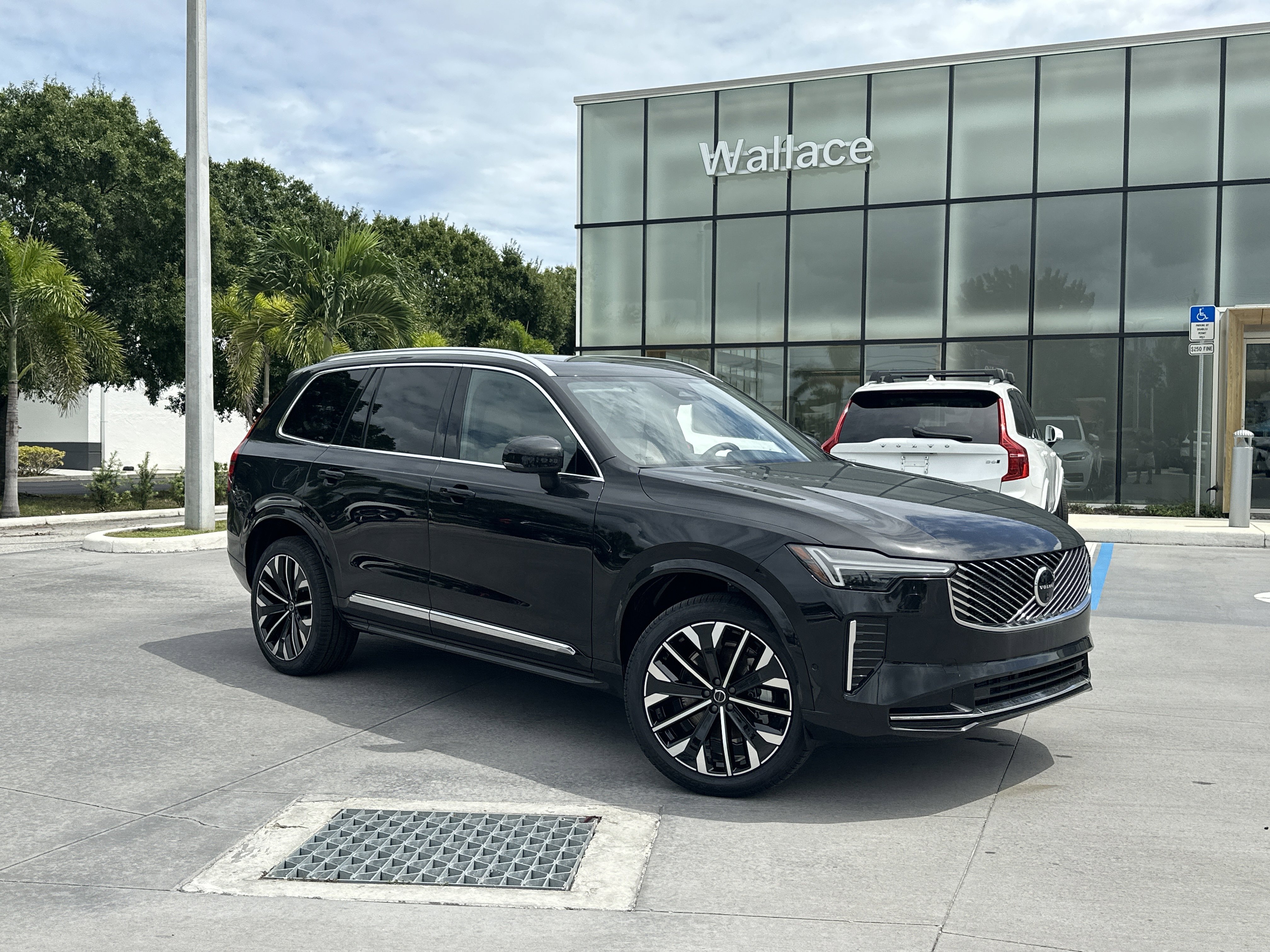 2025 Volvo XC90 Plus's photo