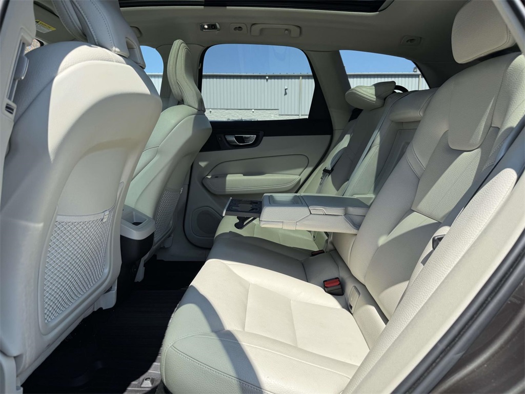 2021 Volvo XC60 T5 Momentum photo 16