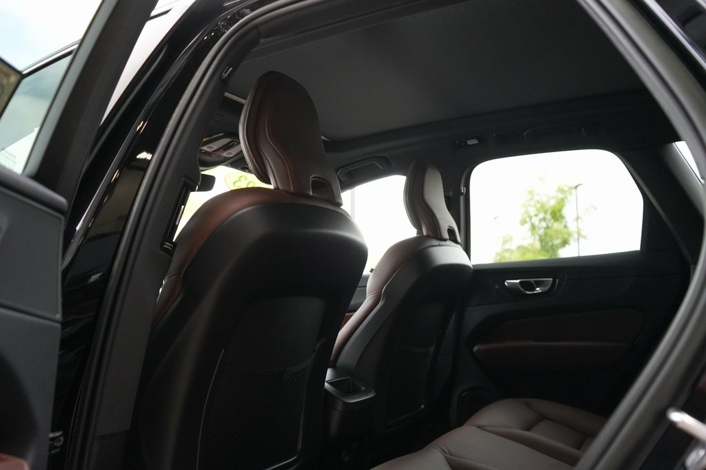 2023 Volvo XC60 B5 Plus photo 25