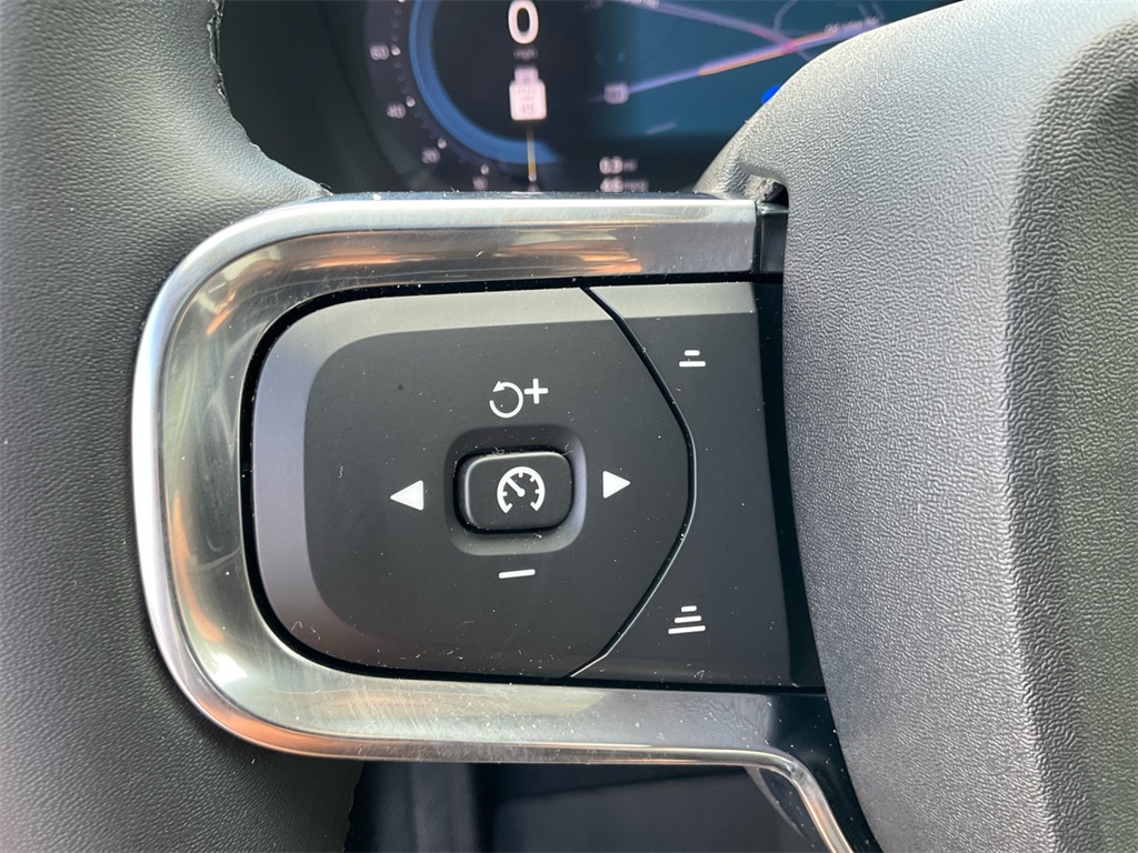 2024 Volvo XC40 Plus photo 26
