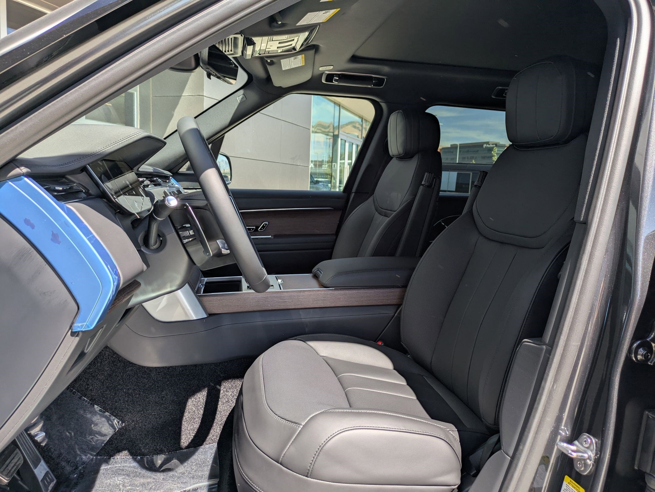 2025 Land Rover Range Rover SE photo 12