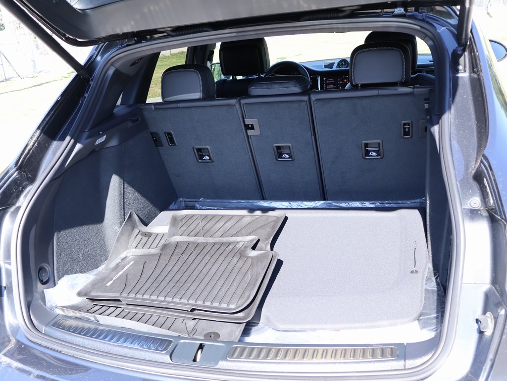 2025 Porsche Macan T photo 15