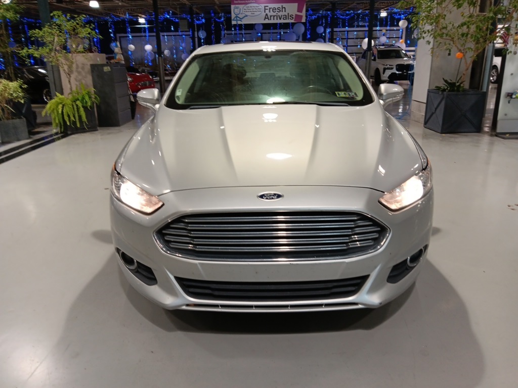2016 Ford Fusion SE photo 2