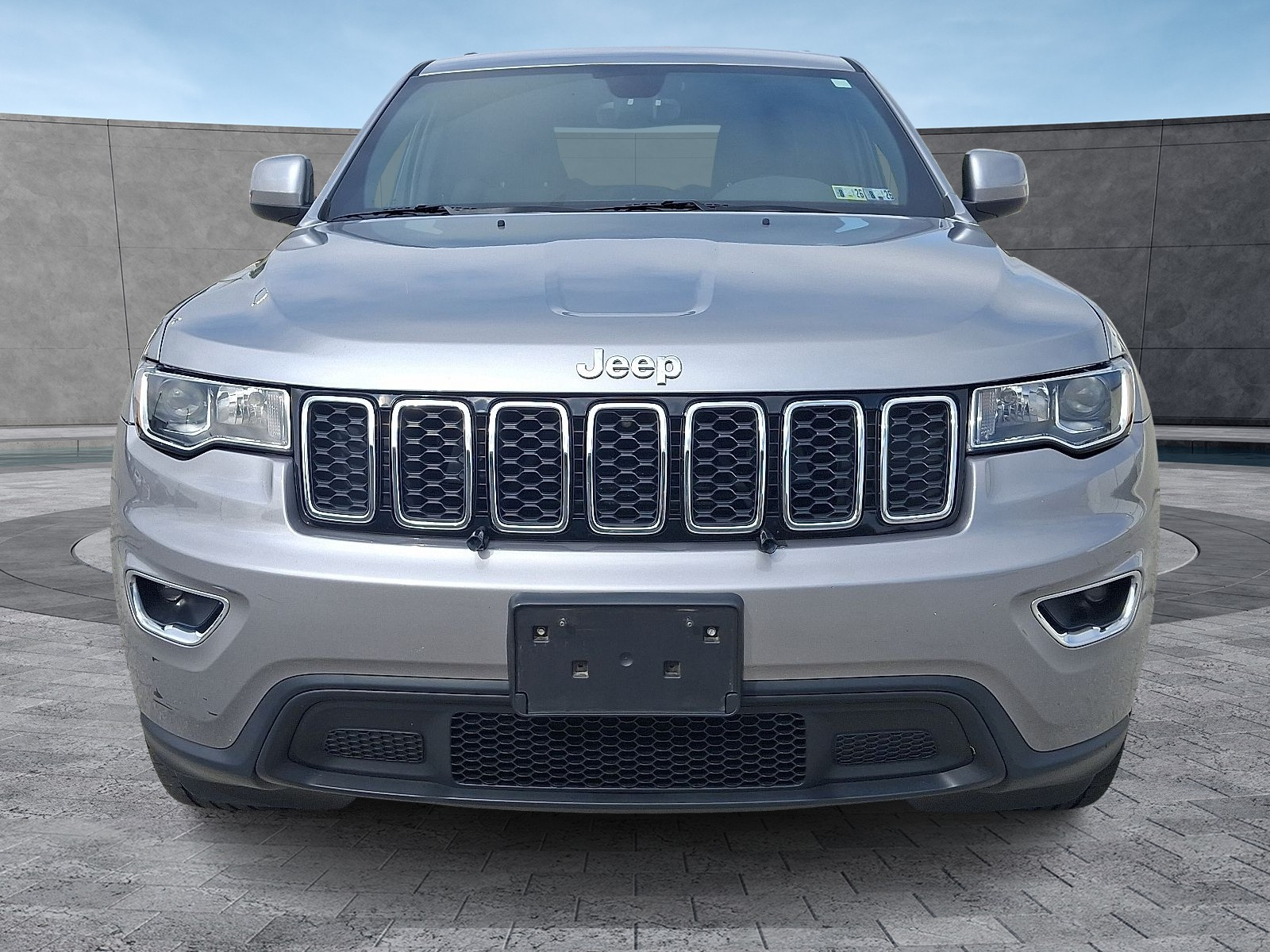 2017 Jeep Grand Cherokee Laredo photo 3