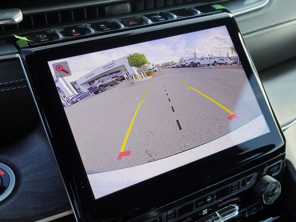 New 2025 Bright White Clear-Coat Exterior Paint Jeep Limited Black Appearance Edition image 16