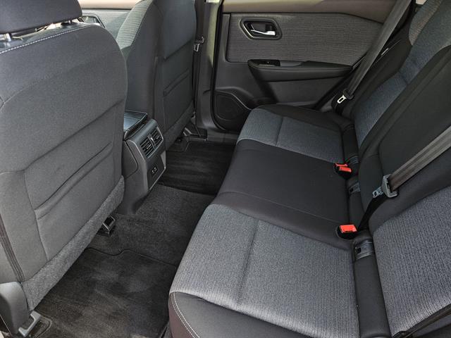 2022 Nissan Rogue SV photo 18