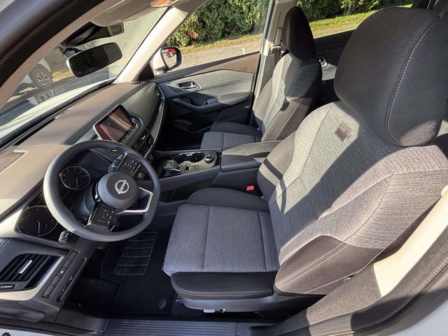 2023 Nissan Rogue SV photo 12